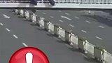 男子高空作业不慎掉落在悬空中，幸好公交车及时赶来接住