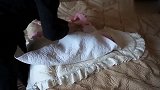 一层一层解开襁褓，像拆礼物一样，欢迎新生儿回家