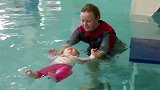 这教练教游泳真正做到了佛系放养，把宝宝一扔水里就不管了