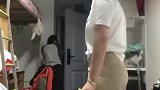 女生寝室内表演羽毛球发球，一挥拍瞬间天昏地暗