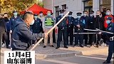 这可是演习啊，大妈你至于这么卖命吗，你看躺地上的小伙子