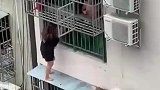 这就是作死的后果，吵架故意趴阳台吓唬对方