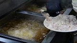 首尔小店，韩式特色炸鸡，搅拌酱汁的过程让人垂涎