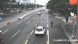 【四川】奔驰冲破护栏先撞出租后撞公交 疑看手机误踩油门所致