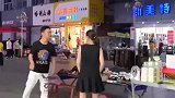 夫妻摆地摊意见不合发生冲突，开始以为会有场恶战，结局太逗了！
