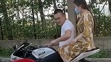 小哥带相亲对象去兜风，妹子害羞不愿意抱着他的腰，这套路真深啊