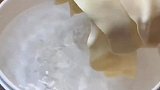 上次的油泼面大家很喜欢。今天用饺子皮做的油泼面，味道更加惊艳