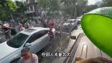 女子参加泼水节被高压水枪喷伤左眼，隐形眼镜裂成两半，景区回应