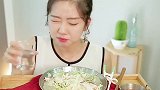韩国美女吃凉爽草鸡面，害羞的样子有点可爱