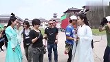 杨紫就是个活宝，片场各种调皮耍剑，赵丽颖在一旁被逗得大笑！