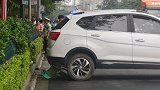 广西一白色SUV后溜撞倒婴儿车 1岁男童被撞身亡