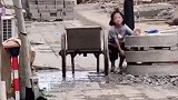 闺女厌烦上学，一大早就带她来搬砖，让他体验一下社会的险恶！