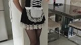 趁着家里没人，穿上最有魅力的女仆装臭美一下，等一下还要做饭呢