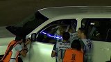 进球奖辆车?解放者杯球员钻汽车里庆祝 队友站车外狂挥手