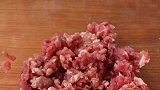外脆里嫩莲藕肉丸子，吃一个就满口飘香，做法简单，一看就会！