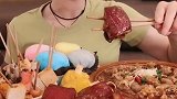 大块的红烧肉，小姐姐用筷子插着开吃，看着真过瘾