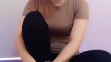小姐姐演技真是绝了，这小品模仿的也太像了，网友脚丫亮了