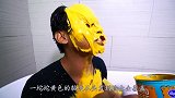 国外小哥突发奇想，用芝士玉米片泡澡，出浴画面太辣眼睛！