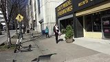 街头作死恶搞，打扮成草人恶搞路人，真是太坏了