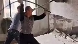 拆墙神操作，锤子竟然是软的
