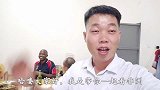 在非洲工厂内请翻译吃饭，他打算唱一首张学友的歌曲，结局亮了