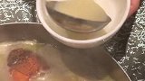 活龙虾黄油老汤锅底，鲜再涮上各种海鲜，你顶得住嘛