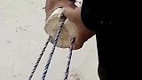 农民大叔用三根绳子拧成一根，这样做出来很结实！