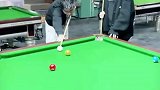 男子和美女打台球不按套路出牌