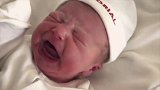 刚出生的小宝宝张大嘴巴大哭不止，洪亮的哭声把心都萌化了
