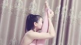 美女瑜伽练习，这个瑜伽动作一般人做不到，全靠手部支撑