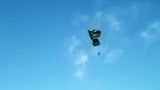 命悬一线！空军学员降落伞打开失败 从高空直直坠落公路上