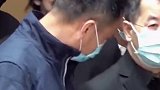 吴孟达小儿子丧礼现场送别父亲 吴韦仑 一早来到灵堂送别父亲，手捧达叔照片，黑眼眶沉重，达叔，一路走好