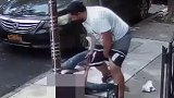 美国：纽约一名窃贼街头抢劫失败，因短裤不断掉落
