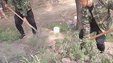 老板娘和两小伙工地吃泡面，本以为同甘共苦，没想老板娘套路太深