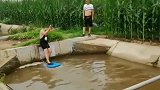 农村大哥自己创意的“水上漂”，还玩的不亦乐乎！简直太有才了