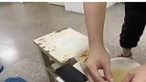 医院输液不方便，外卖小哥帮忙打开