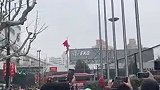 海港大巴抵达球场，申花球迷大骂：上港傻X！！！