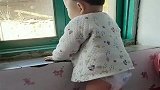 月的小宝宝起床望着窗外，接下来的举动，看完不许笑！