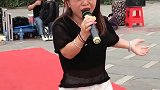 最近这个袖珍姑娘又火了，户外翻唱经典歌曲，引得好多人围观