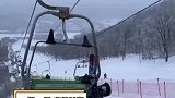 女孩滑雪场坐缆车手机卡缝里，不慎被悬挂在半空