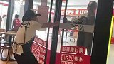 身材魁梧的好处，男子紧抓大门骚扰店家，男生一来立马松手