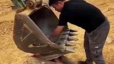 挖机师傅用挖斗煎鱼，网友见状议论纷纷