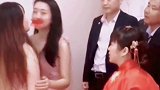 婚礼中诞生新的一对是一件有意义的事情，但是我们也要拒绝不合理接亲游戏，抵制恶意的婚闹习俗。