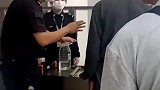 大爷带散装白酒过安检被拒，直接拎起酒壶豪饮