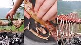 深山里烤骨，烤鸭脖，骨头烤起来味道比肉香