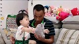 爷爷照看两岁萌娃，看这肤色成了亮点，一白一黑区别是真大啊