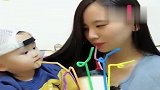 妈妈插了这么多吸管，宝宝都懵了，这到底喝哪根呀