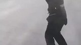 民警暴风雪中艰难护航，过路司机纷纷点赞