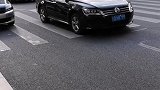 大家不要眨眼，超跑来炸街了