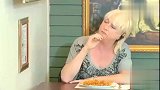 碗里的食物，被“画中人”给吃了，路人傻住了，真逗